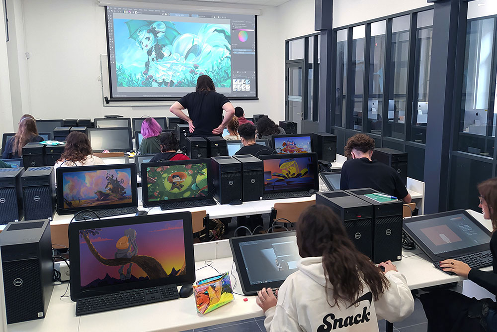 Une salle de cours en art et illustration digitale avec des ordinateurs et des élèves
