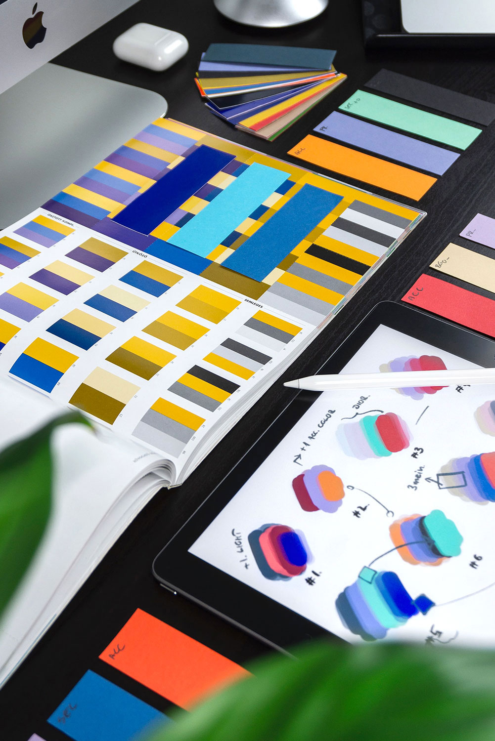 Bureau d'un UX designer avec palettes de couleurs et tablette graphique