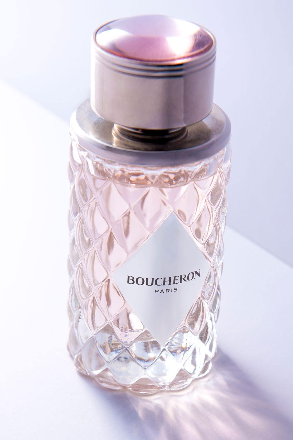 Une bouteille de parfum Boucheron Paris lors d'un shooting photo