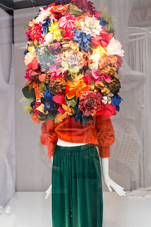 une création d'un étudiant en stylisme avec un bouquet de fleurs