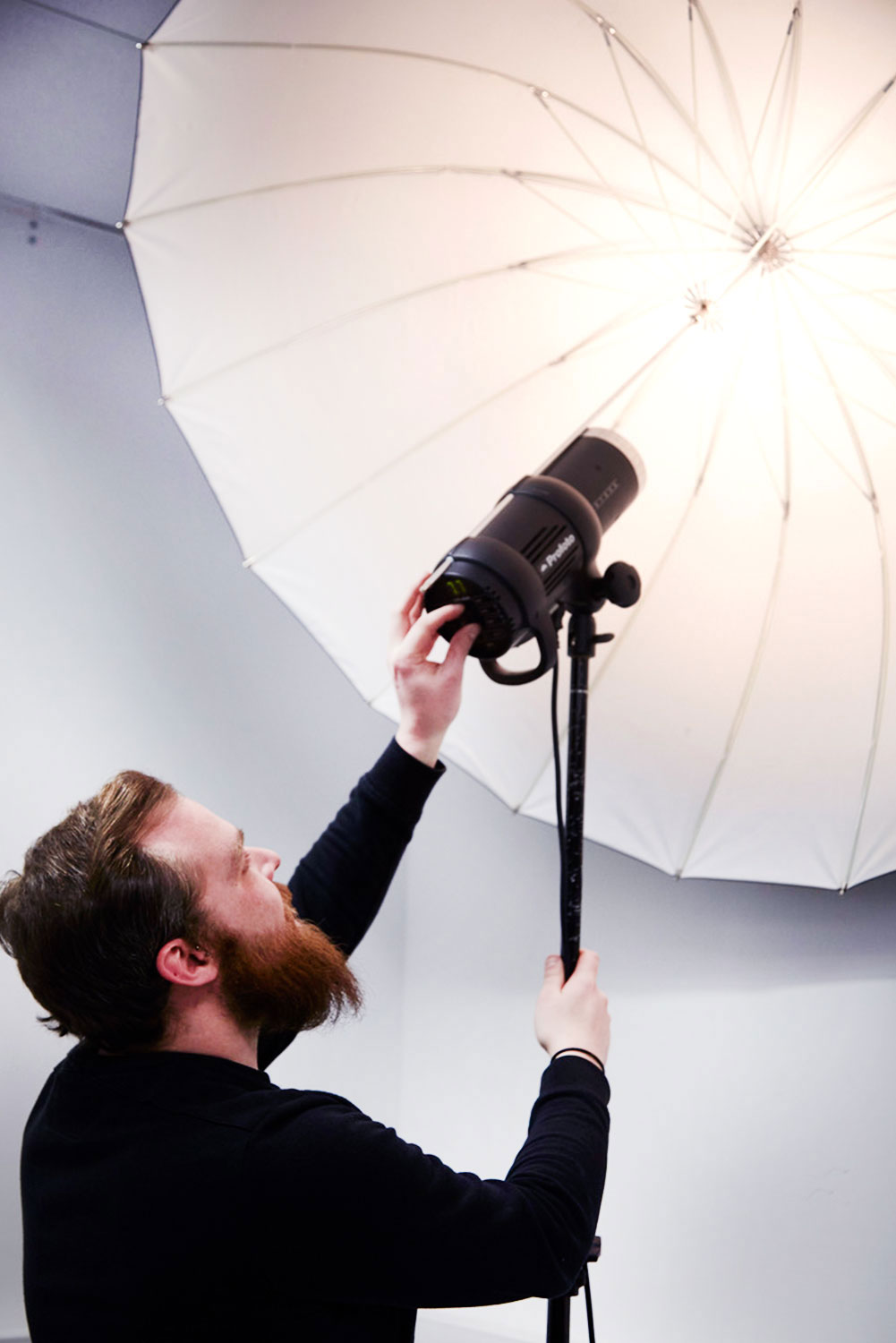 Un photographe qui règle une lumière dans un studio photo