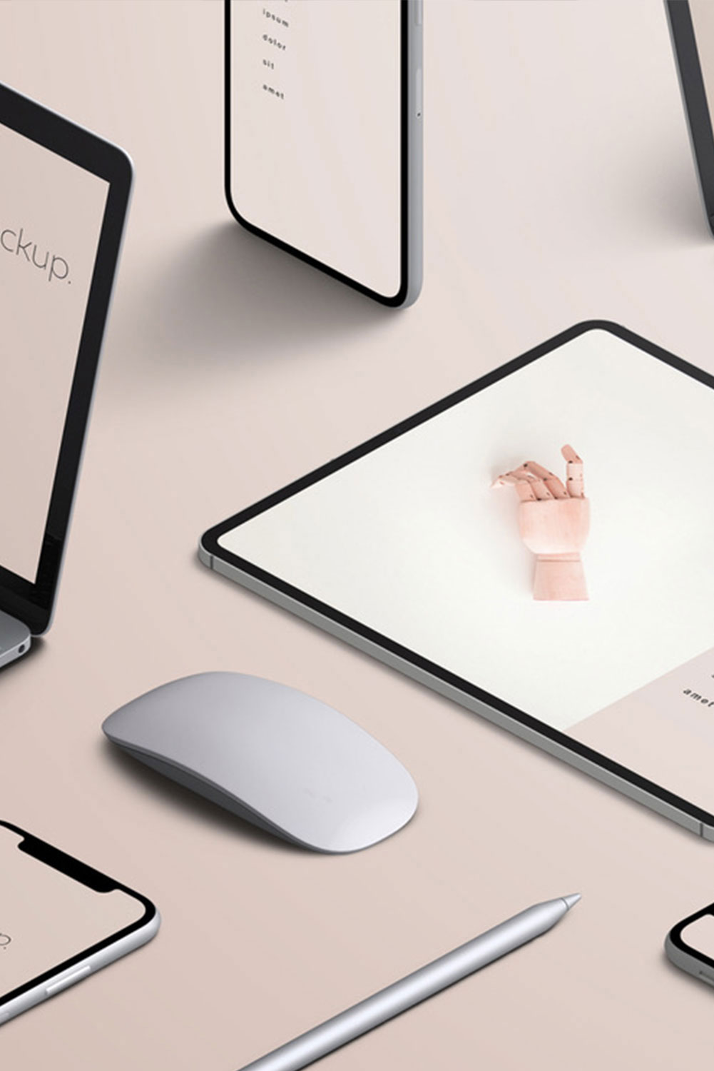 bureau d'un UX designer avec un iphone, tablette, stylet et souris